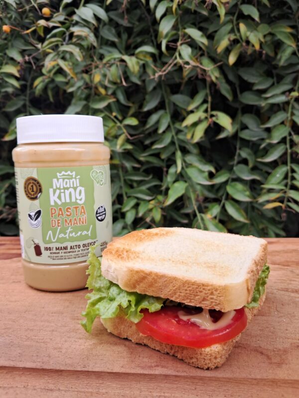 SANDWICHS DE PASTA DE MANI LECHUGA Y TOMATE
