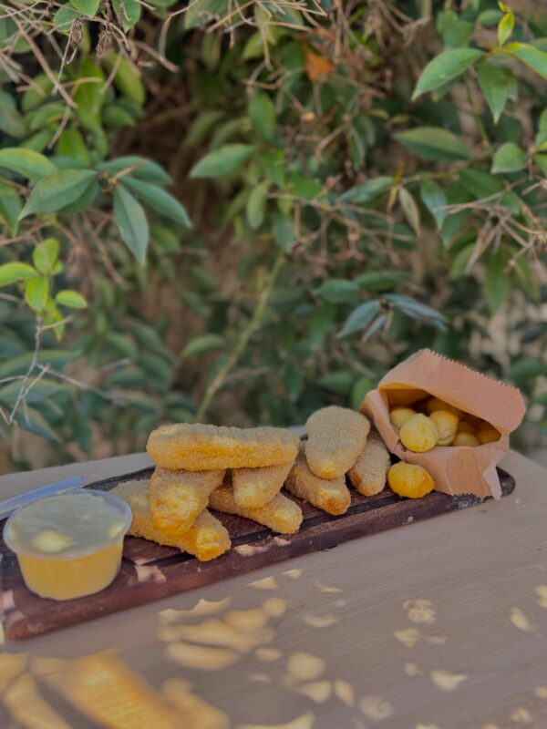 PECHUGUITAS DE POLLO X 380 + DIP + PAPAS NOISE