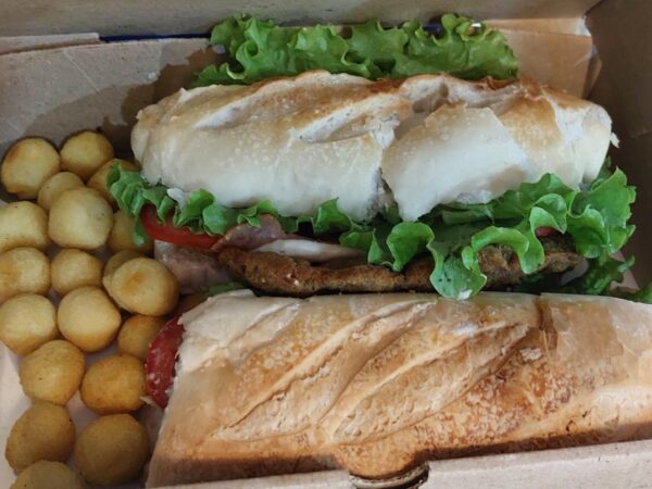 DOS SANDWICHS DE MILANESA DE POLLO CON PAPAS NOISETTE