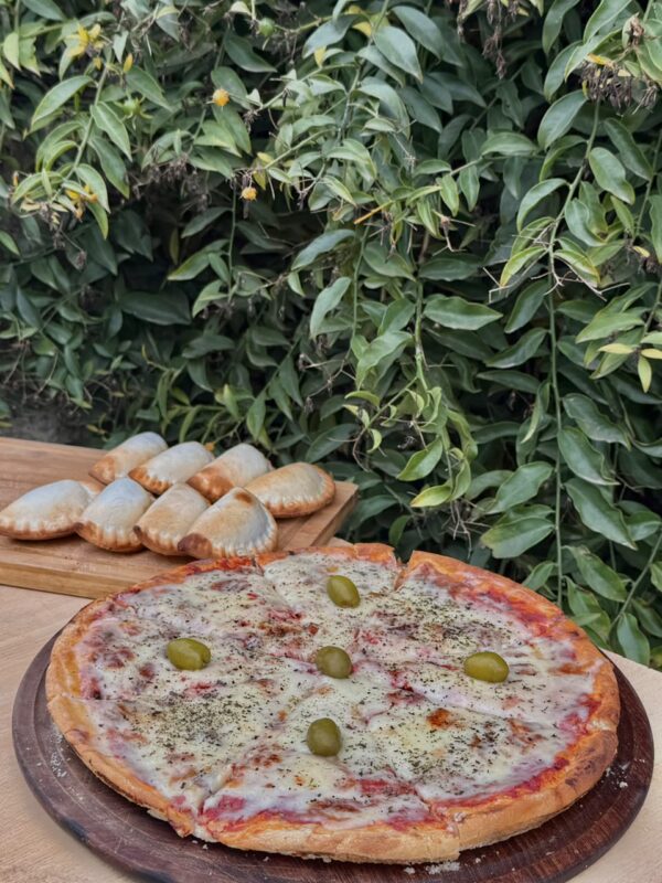 ACA 1 PIZZA + 8 EMPANADAS