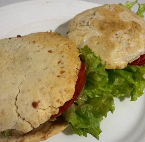 SANDWICHS DE PASTA DE MANI CON TOMATE Y LECHUGA